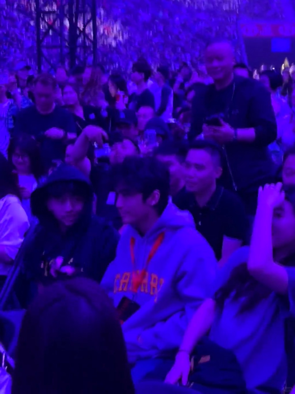 Lucas旁邊有位年輕女子。 Lucas旁邊有位年輕女子。