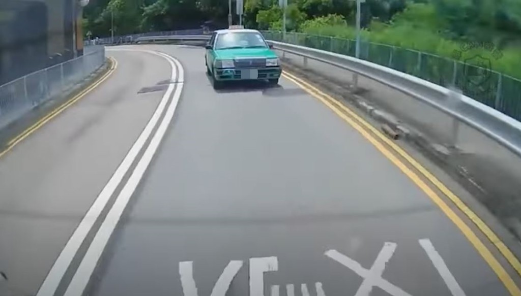 綠的沿青山管青路行駛。網上影片截圖
