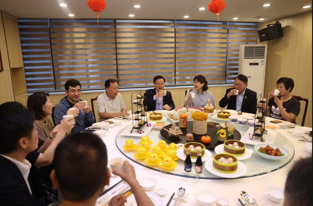 政府發放的每月現金津貼有效改善了居於內地的長者退休生活質素。李家超FB圖片