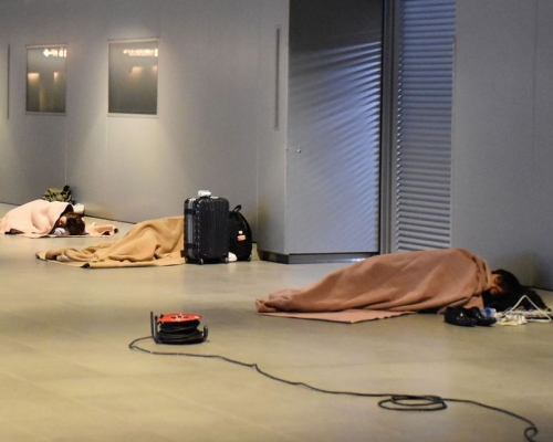 大約一百二十名旅客周四晚被迫在新千歲機場過夜。