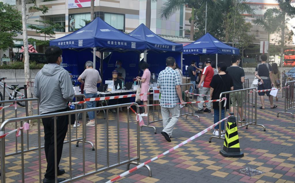 居民排队接受检测，人流不算多。