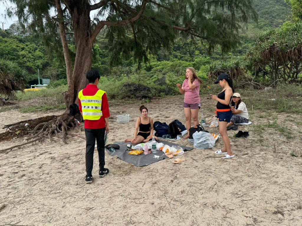 渔护署人员在西湾营地宣传爱护环境及露营礼仪和守则。 渔护署人员在西湾营地宣传爱护环境及露营礼仪和守则。