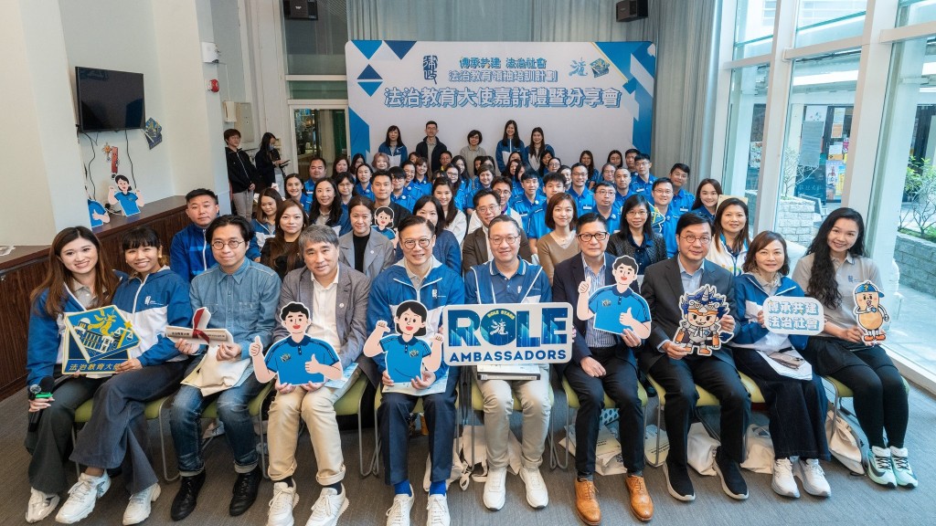 律政司司长林定国（第一排右五）、律政司副司长张国钧（第一排左五）、保安局局长邓炳强（第一排右四）、善导会执行委员会主席潘兆童法官（第一排左四）与学员及其他嘉宾合照。林定国fb