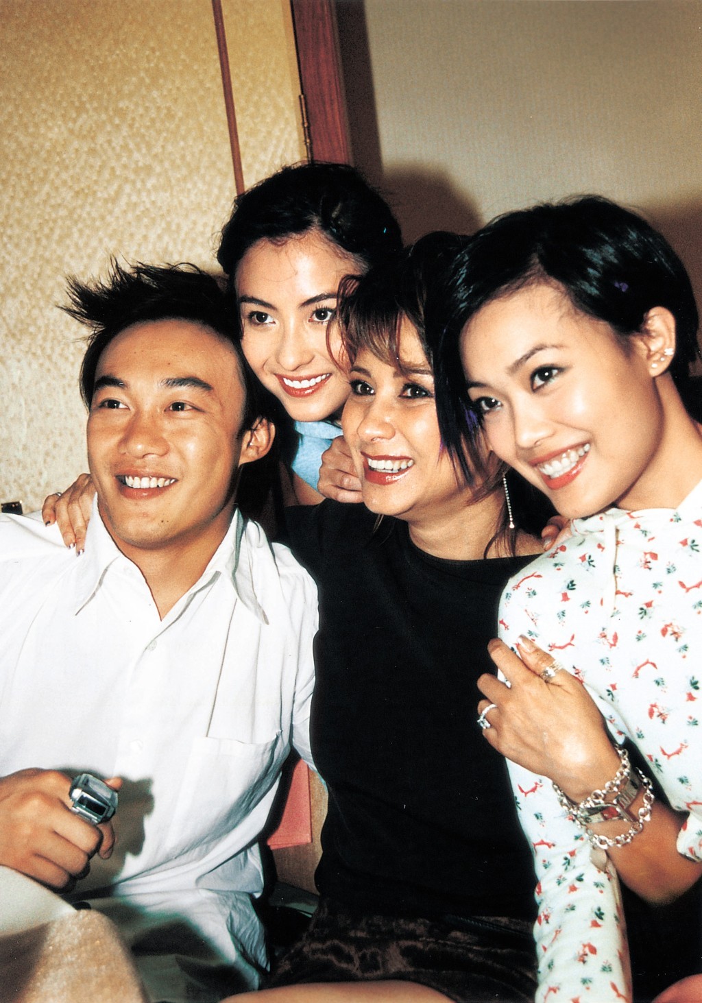 甄妮曾闹爆（左起）陈奕迅、张栢芝在头等机舱坐地玩啤牌嘈到拆天。