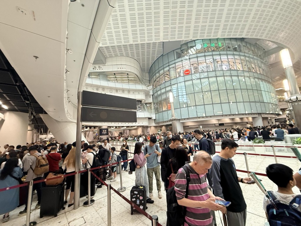 今日一大清早西九龍高鐵站大堂就擠滿出境人龍。Thread相片