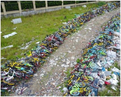 錢塘小區西側的一處空地成為「單車墳場」。網上圖片
