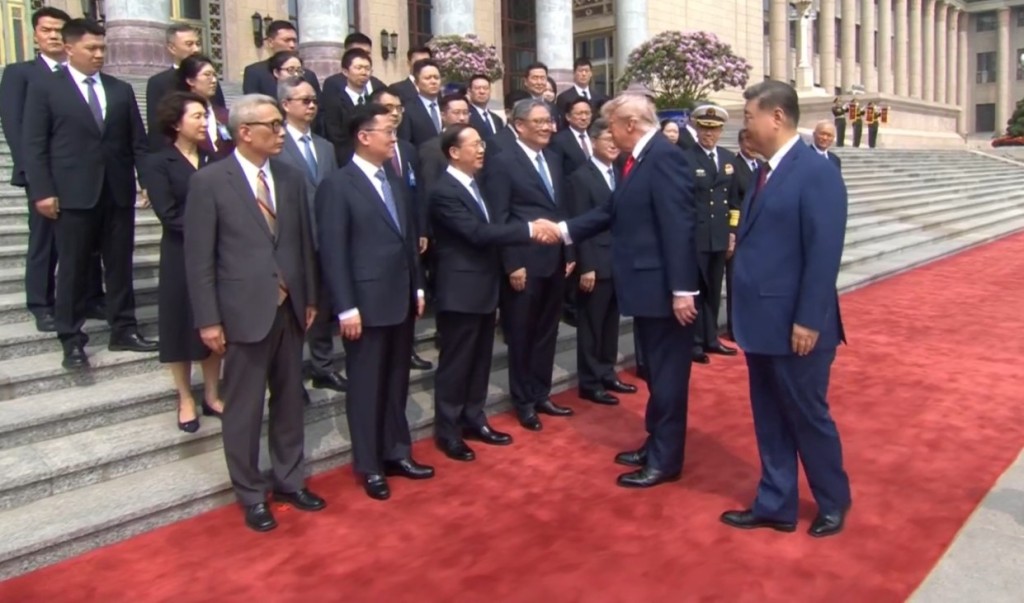 特朗普訪華,北京人民大會堂外廣場舉行歡迎儀式。央視截圖 特朗普訪華,北京人民大會堂外廣場舉行歡迎儀式。央視截圖