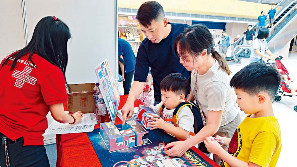 場內有多個攤位遊戲及工作坊，透過互動方式提升公眾意識。有參加者表示，「小朋友體驗了工作坊後印象深刻，之後經過港鐵站見到AED很雀躍，反映他們對AED的觀察力有所提升！」