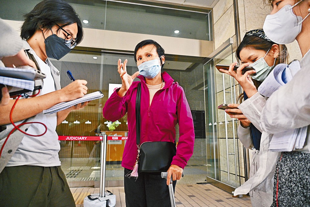 死者女兒吳玲玲於庭外指，康文署在事件中「多重失職」。