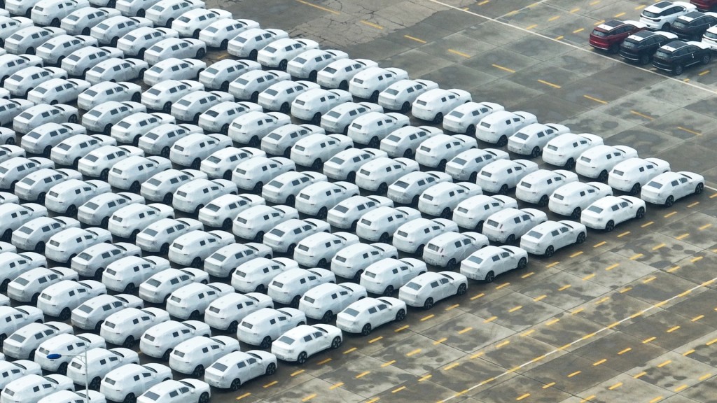 在江苏连云港港口码头，一批国产小汽车在等待装船出口海外。 新华社