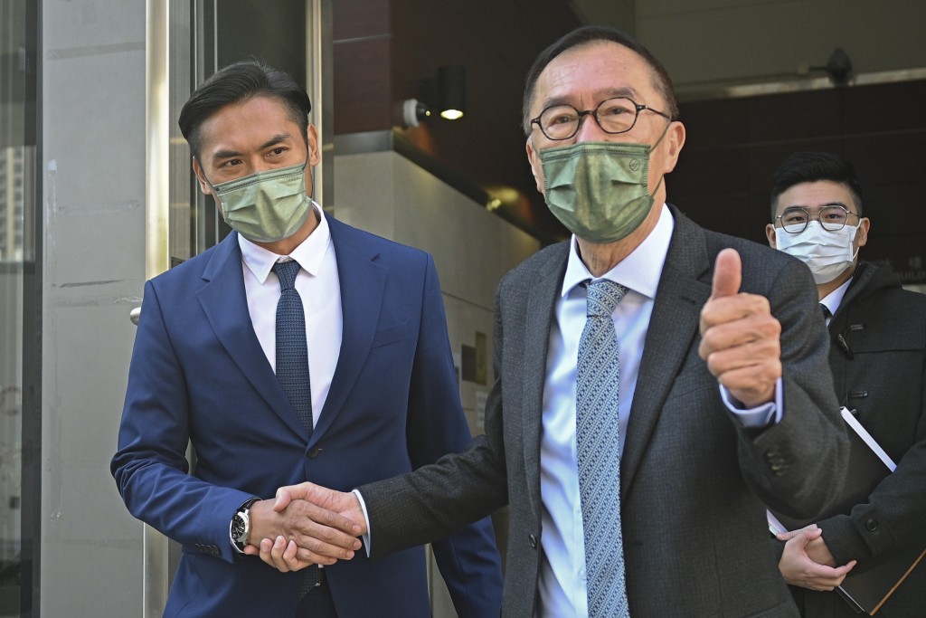 潘梓鋒（左）坦言傷人案已受到教訓，感恩無需留案底。