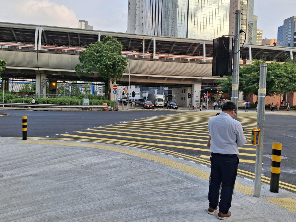 該處已增設下斜路邊石,便利長者、輪椅使用者和使用手推車人士,減少行人絆倒的風險。現場亦加設交通護柱,提醒駕駛人士小心駛過路口。政府新聞處圖片 該處已增設下斜路邊石,便利長者、輪椅使用者和使用手推車人士,減少行人絆倒的風險。現場亦加設交通護柱,提醒駕駛人士小心駛過路口。政府新聞處圖片