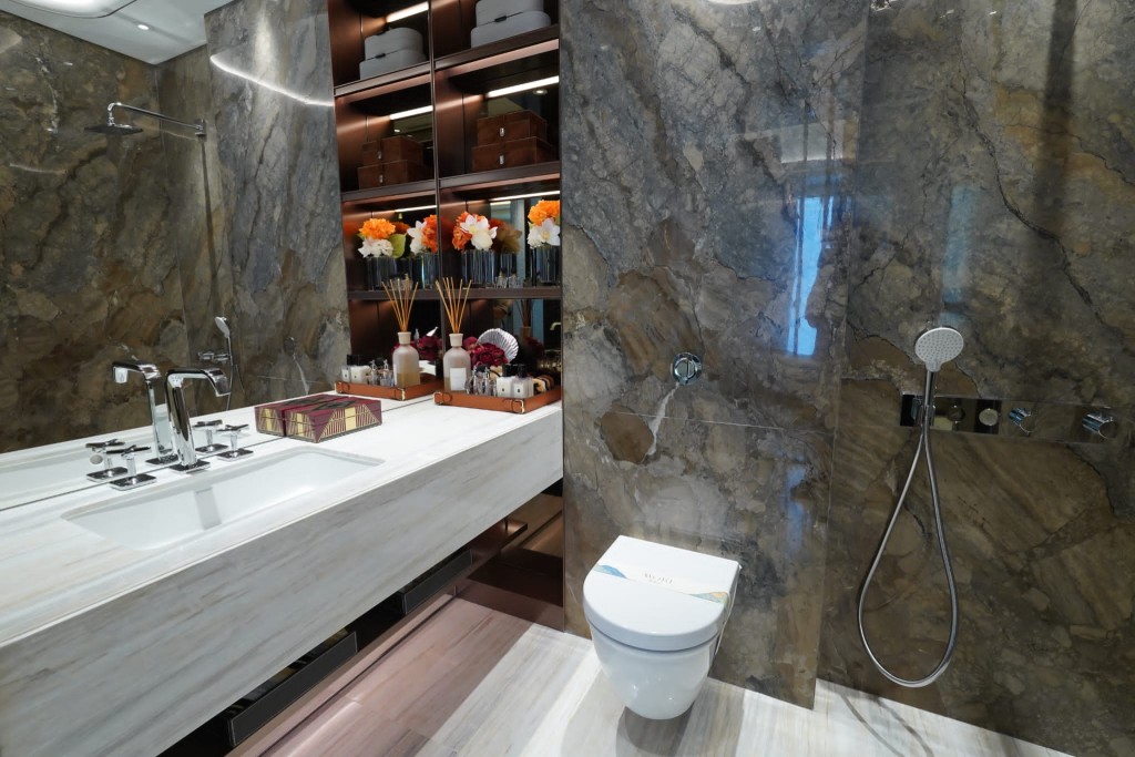 浴室内部为浅色石纹地台及深灰色石纹墙身。