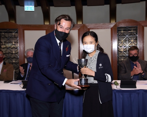 劉子晗（右）榮獲本年度最具前途年輕帆船運動員獎。