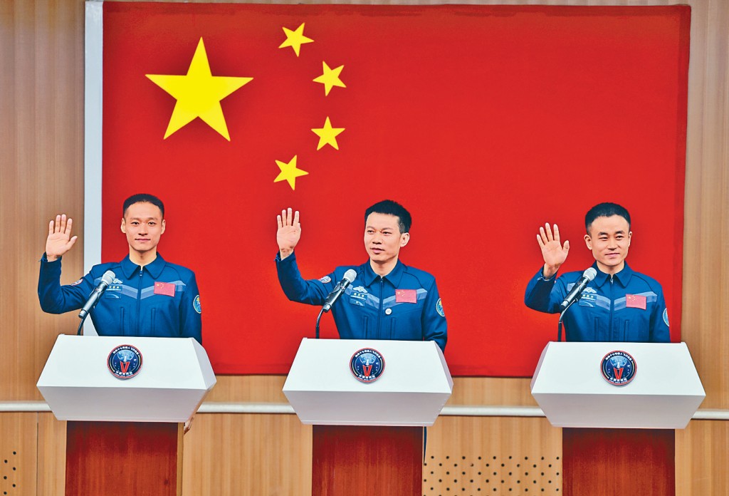 太空人湯洪波(中)、唐勝傑(右)、江新林(左)與媒體會面。