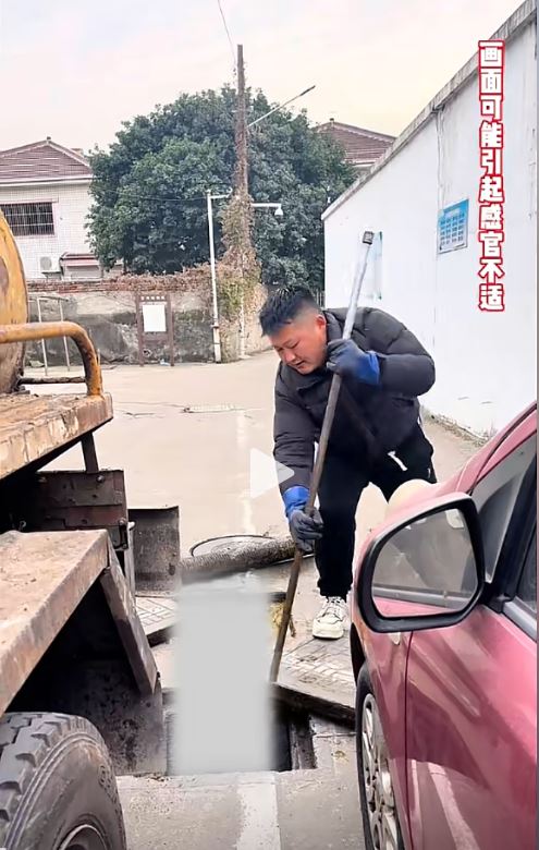 潘浩男從小接觸掏糞工作，但仍覺倒夜香惡頂。抖音＠江浙滬糞王-浩男