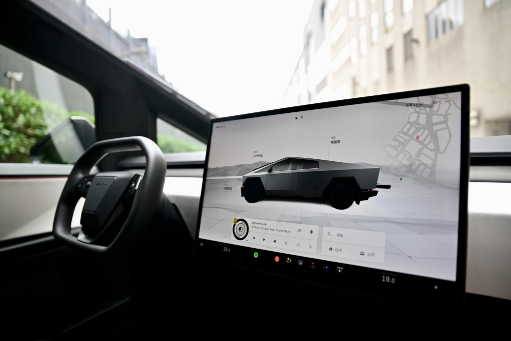 Tesla Cybertruck車廂格局一如其他Tesla一樣簡單，中控18.5吋觸屏主宰一切。