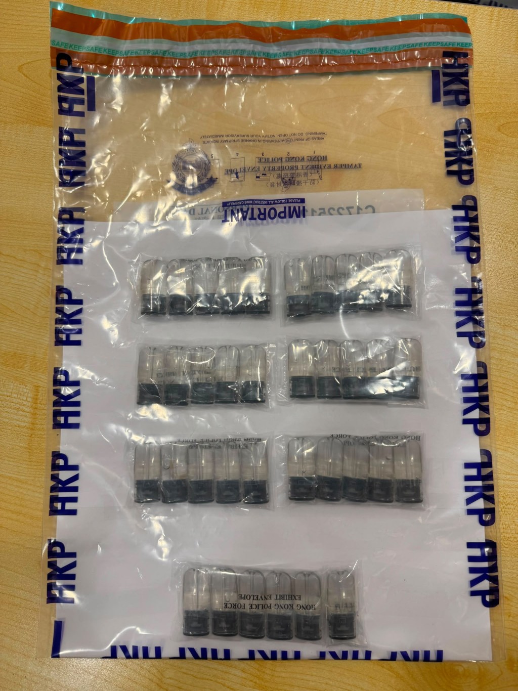 觀塘單位變毒窟 警檢12萬元貨拘15男女。警方圖片 觀塘單位變毒窟 警檢12萬元貨拘15男女。警方圖片