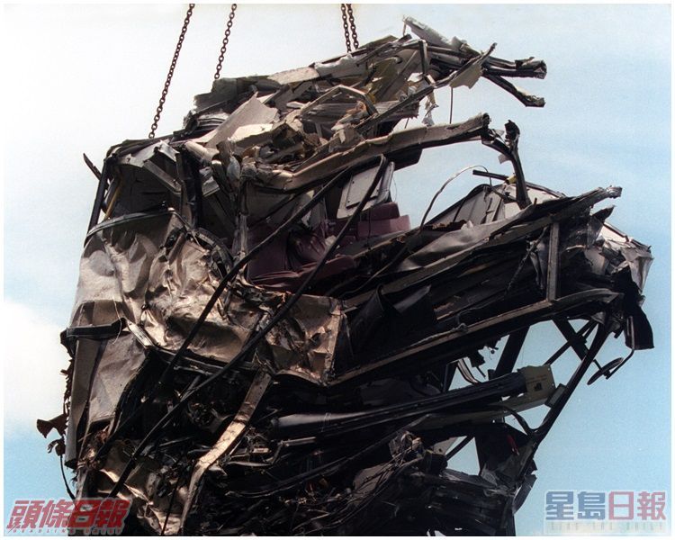 飛插山崖的巴士爛成廢鐵。資料圖片