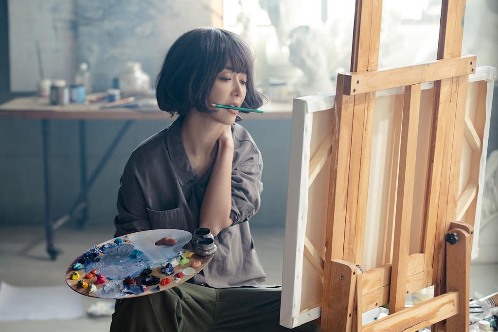 Fiona在MV饰演艺术家。