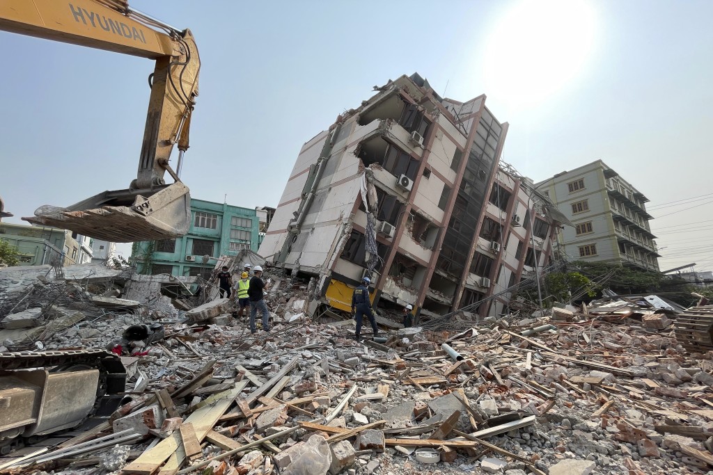 曼德勒到处都是倒塌建筑物。美联社 曼德勒到处都是倒塌建筑物。美联社