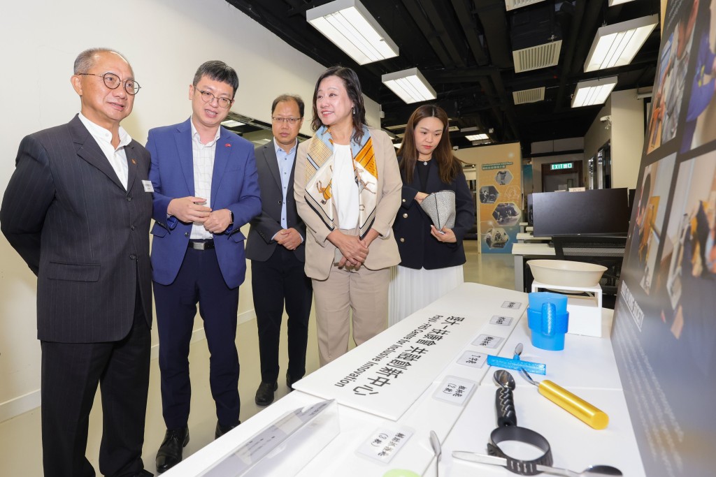 一众嘉宾参观展览，了解理大科研项目。（理大提供）