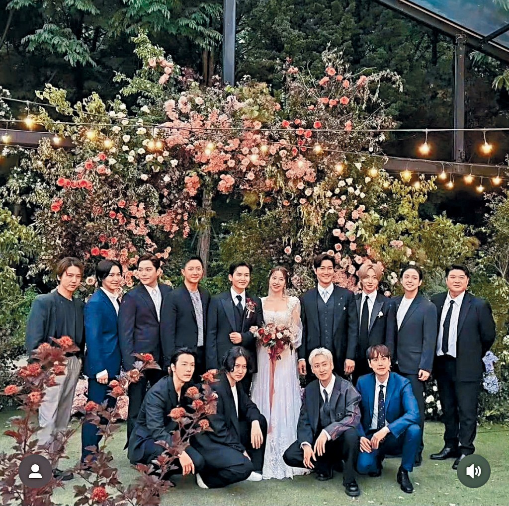 已退團的晟敏（上排左二）、強仁（上排左三）、韓庚（上排左四）及起範（上排右二）都現身厲旭婚禮，令fans十分激動。