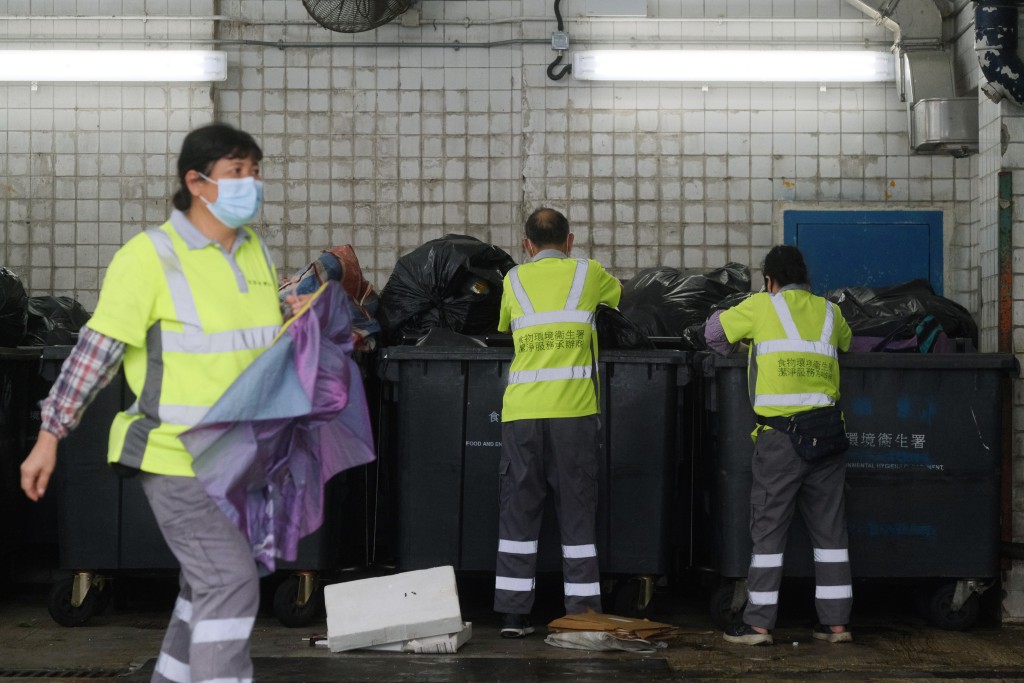 清潔業界擔心管理公司將處理違規垃圾的責任推給清潔工人。資料圖片