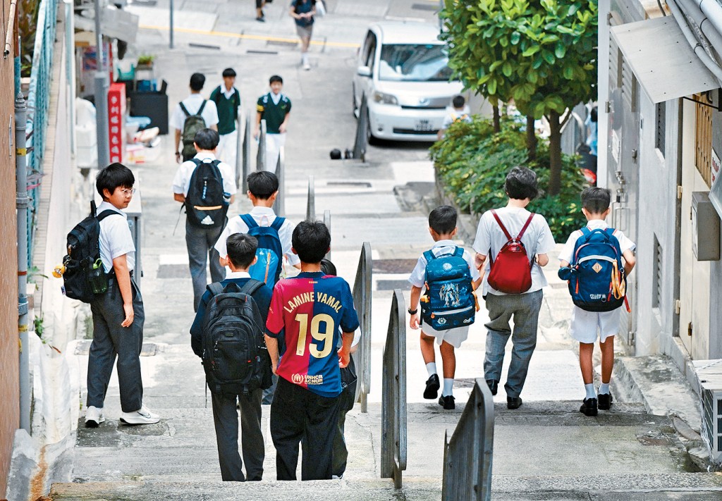 教育局表示，按現有資料估算，2026年度參加中一派位的學生總人數約有49800人。