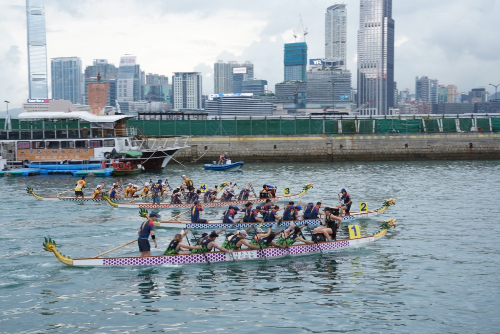  端午節將至，香港遊艇會今日(6月10日)於銅鑼灣吉列島旁的灣仔海濱「水上運動及康樂主題區」舉辦第四屆「吉列島盃龍舟賽」(Kellett Island Cup)。 公關圖片
