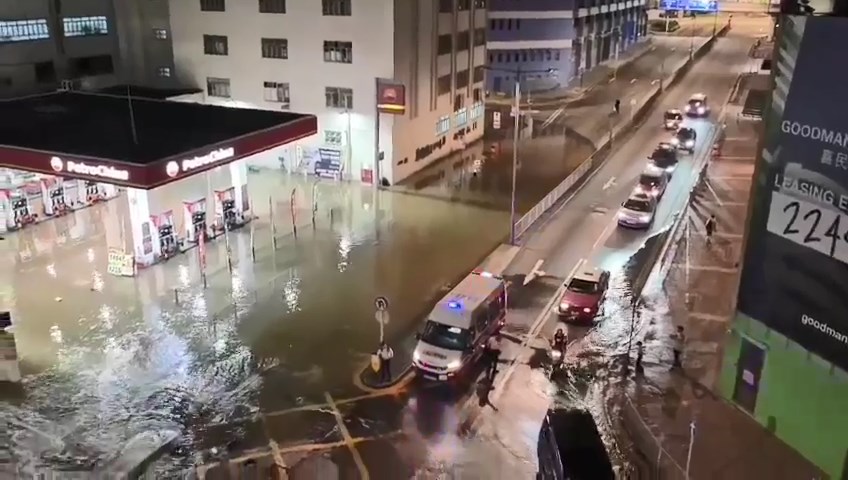 附近油站亦受波及,需要暫停營業。網上片段截圖 附近油站亦受波及,需要暫停營業。網上片段截圖