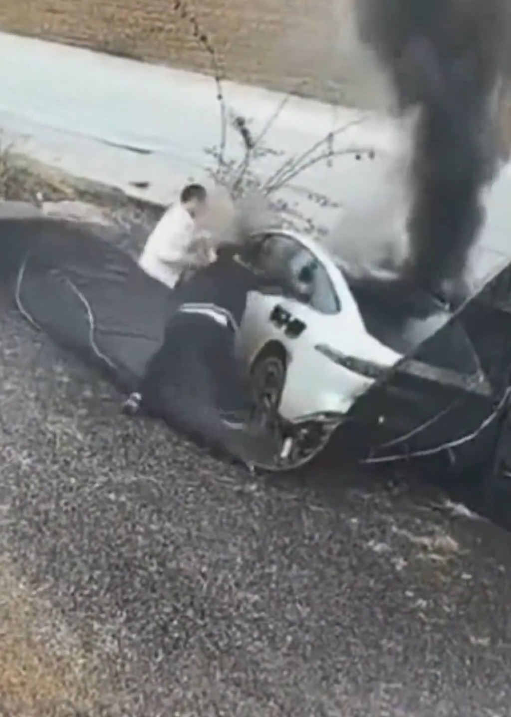 闭路电视拍下私家车出事及起火经过。