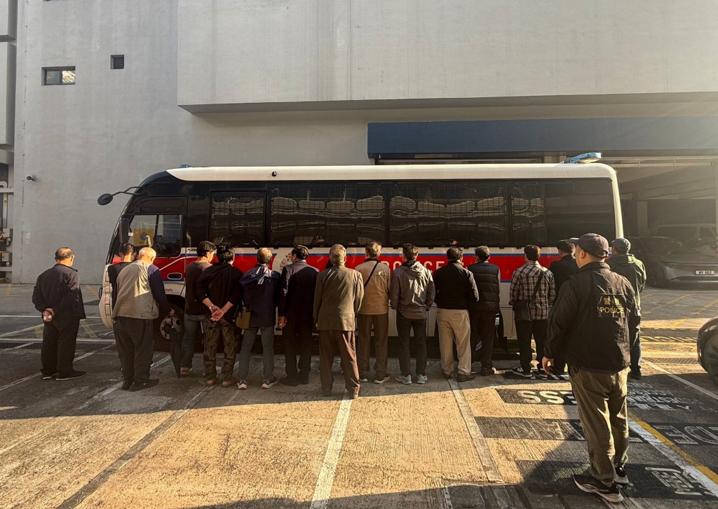 大埔警區特別職務隊人員經深入調查後，周四（12日）下午約二時突擊搜查大埔安富道一單位，搗破一個懷疑非法賭檔。警方圖片