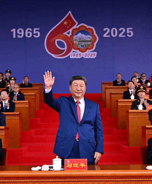 习近平出席西藏自治区成立60周年庆祝大会。新华社 习近平出席西藏自治区成立60周年庆祝大会。新华社