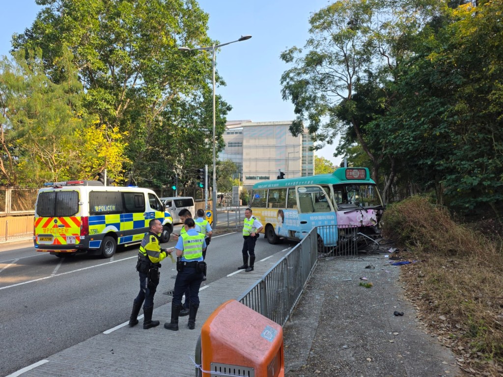 一輛專線小巴失控撞毀路邊欄杆後再衝上行人路。