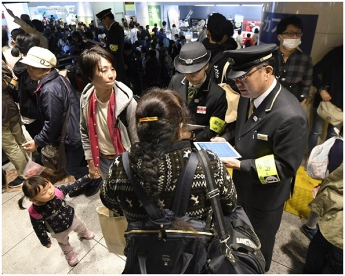 日本警方疏導受影響旅客。網圖