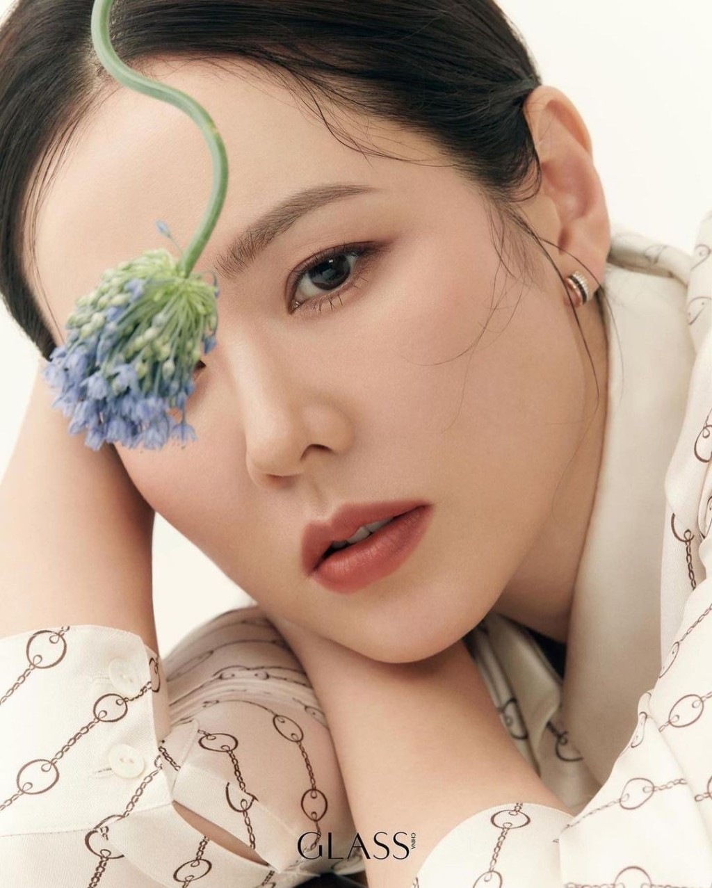 人比花嬌。（來源：GLASS CHINA）