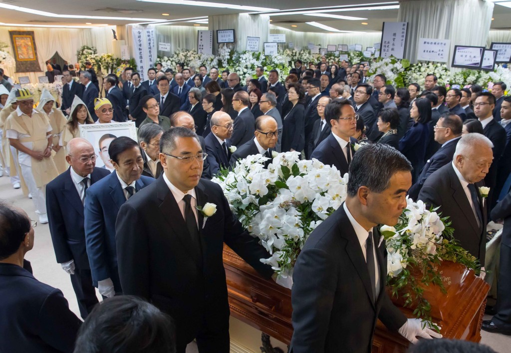 2016年鄭裕彤辭世，分屬好友的冼為堅（靈柩右上四）是扶靈人士之一。