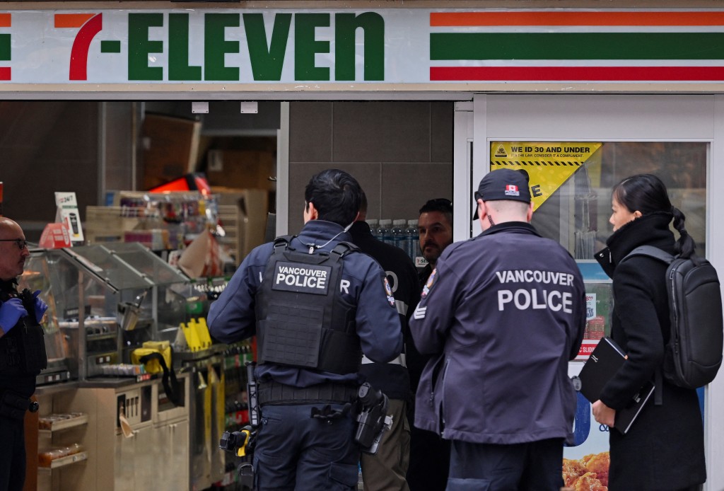 警員在7-Eleven店內開槍擊斃疑犯。路透社