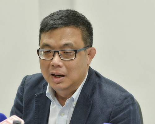 涂謹申提醒身處內地口岸區市民小心上網。資料圖片