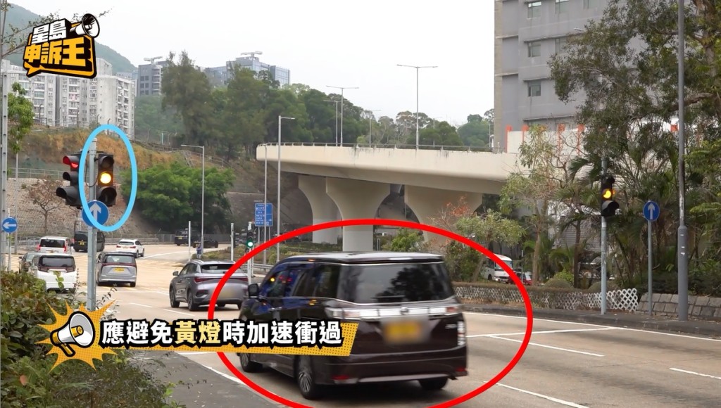 警方呼籲駕駛者，避免於交通燈轉黃燈時加速衝過。