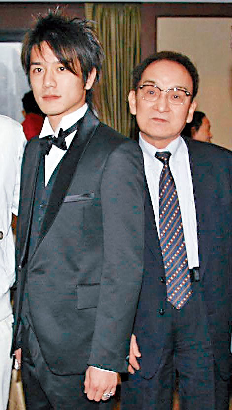 尊尼已故社長Johnny喜多川(右)一直提攜瀧澤秀明,並讓對方登上副社長之位。