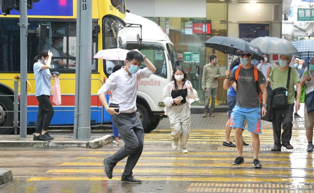 高溫觸發的驟雨及雷暴明日會繼續影響廣東。