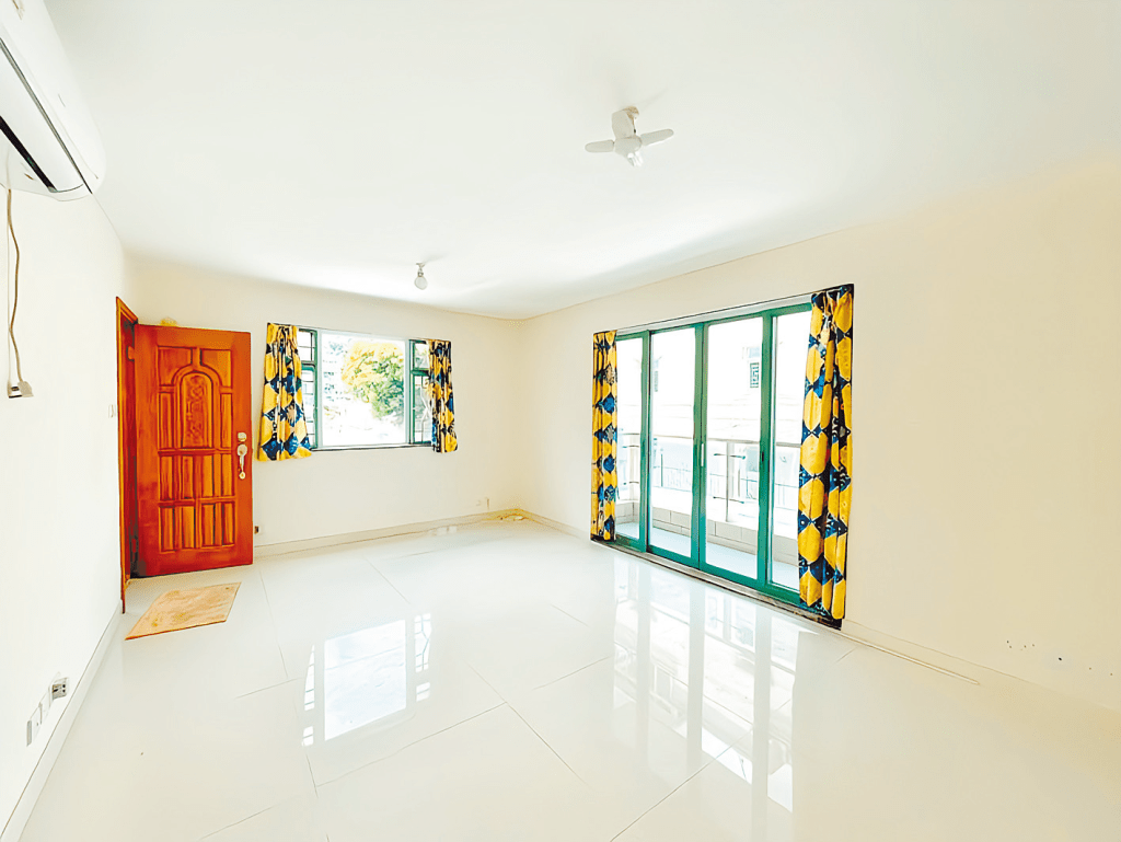 廳內已有光潔如新的裝修， 牆身及地磚皆選用白色。