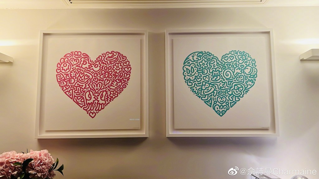 客厅墙上亦挂上两幅心形画。