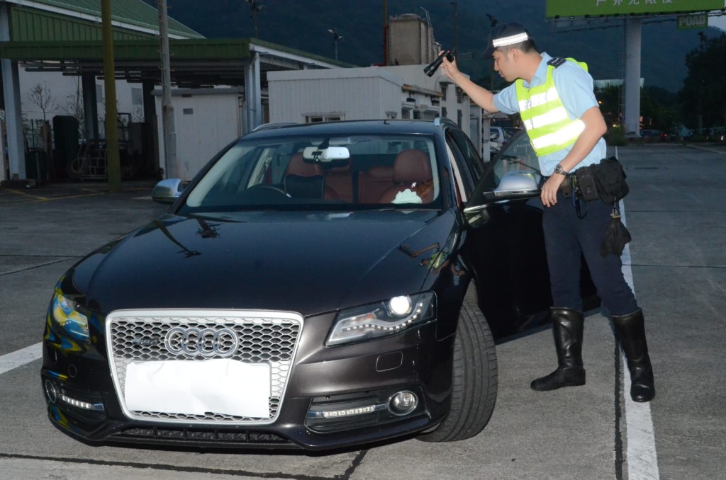 警方派員喬裝乘客，分別以1900元、1000元及400元車資租用三輛私家車。