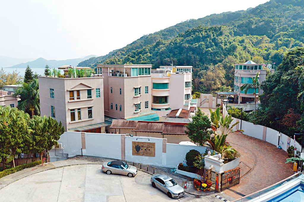 西貢君爵堡雙號別墅以1.238億成交，呎價54179元，同創屋苑新高。