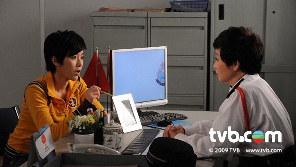 陈茵媺（左）在《毕打自己人》饰演毛舜筠的下属「Paula」。