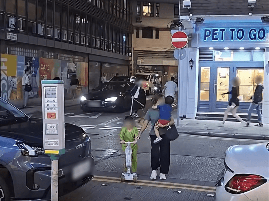 一名涉事男子持長棍。FB:車Cam L(香港群組) 一名涉事男子持長棍。FB:車Cam L(香港群組)