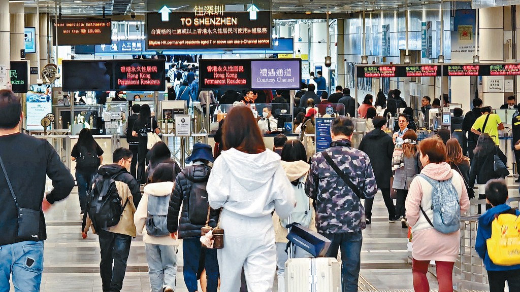 有居於深圳的跨境教師，憂慮未能符合「通常居於香港」要求，日後或無法符合資格申請教師執業證書。